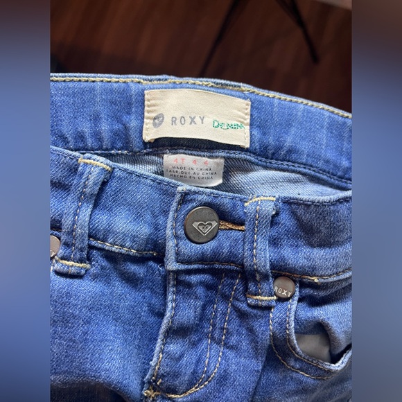 Hudson, Gap, Roxy Lot of 3 Toddlers Skinny Jeans sz 4T - Picture 7 of 11